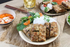 Dọn nem cua bể kèm nước mắm tỏi ớt cùng dưa góp ngâm chua ngọt, bún và 1 ít rau thơm là mâm nem cua bể của bạn không khác gì ngoài hàng luôn. Nem cua bể với lớp vỏ ngoài giòn rụm, nhân bên trong cực kì chất lượng nào cua nào tôm và thịt, làm ở nhà nên đầy đủ và ngon phải biết đúng không. Ăn nem cua bể khi còn nóng để giữ được độ giòn của lớp vỏ, mua thêm vài lon bia và nhâm nhi cùng với gia đình thôi nào.