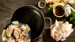 Nấu nước lèo bún thang: trụng qua nước sôi 300gr xương ống cho xương ra bớt chất bẩn sau đó rửa sạch. Cho xương ống vào nồi cùng với 1 con gà ta (khoảng 1,2kg), 20gr đầu hành lá, 20gr gừng thái lát, 20gr củ hành tím và 2 lít nước, đun sôi lăn tăn, hớt bọt sau đó hạ nhỏ lửa hầm 45 phút.