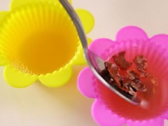 Tắt bếp, để nguội. Đổ hỗn hợp vào trong các khuôn thạch. Thêm vài miếng bã mận vào từng cốc thạch. Cho vào ngăn mát tủ lạnh khoảng 2 giờ cho thạch đông lại.