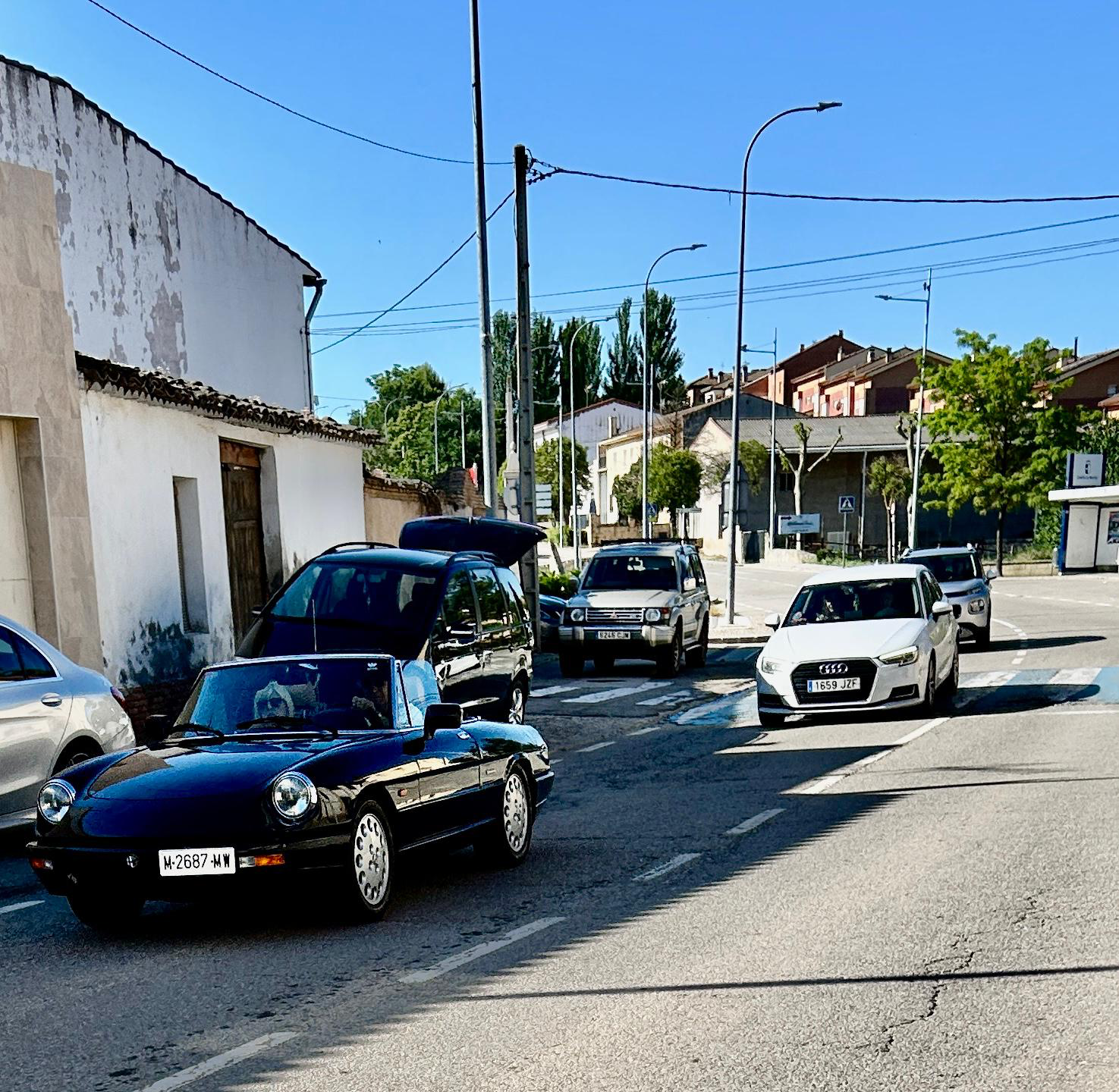 La caravana de coches clásicos despierta nostalgia y vida social en Tórtola de Henares
