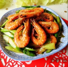 Cho tôm xào ra đĩa, bàu trí đẹp mắt, dùng nóng với cơm. Món tôm xào giòn béo, cùng măng tây giòn ngọt sần sật hấp dẫn, không chỉ ngon miệng mà còn mang lại nhiều dưỡng chất tốt cho sức khỏe nữa nhé!