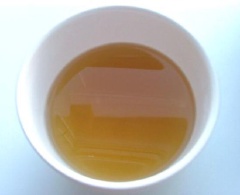 Tỏi, ớt cắt nhỏ. Nước mắm hòa tan với 50ml nước lọc. Nước chấm nem rán ngon chính là chọn được chai nước mắm đậm vị, ngọt thanh đó.