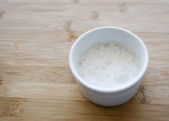 Chia bột mì đã trộn ở trên làm 3 lần và cho từng đợt vào hỗn hợp trứng. Sữa tươi cũng làm tương tự và cho vào hỗn hợp trứng. Lấy 1 chén, trộn 5ml giấm và 12g muối nở với nhau rồi trộn đều với hỗn hợp trứng.