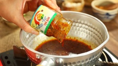 Sốt trộn phở: Cho 45gr sa tế dầu Vianco vào nồi đun nóng, sau đó cho 10gr tỏi băm và 10gr hành tím băm vào phi thơm. Sau đó nêm gia vị gồm 15gr đường trắng, 30ml nước tương, 50ml nước dùng phở, khuấy đều sốt. Tiếp theo cho hỗn hợp 5gr bột bắp hòa với 20ml nước dùng vào sốt, đun và khuấy đến khi sốt hơi sệt lại thì tắt bếp.