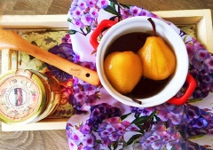 Lê hấp mật ong phù hợp cho các bé từ 6 tháng tuổi đến người lớn, người già, vừa là món ăn ngon bổ dưỡng vừa là bài thuốc thiên nhiên trị ho hiệu quả. Với các bé còn nhỏ khi dùng bạn có thể cho lê hấp mật ong vào xay nhuyễn ra nhé!