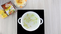 Cách làm lẩu chay: Bắc nồi với 1.5 lít nước lọc, cho các nguyên liệu gồm 100gr mía lau, 100gr bắp Mỹ, 100gr củ cải trắng, 50gr củ cả muối vào hầm 30-45 phút để lấy nước hầm, lọc bỏ xác rau củ. Bắc lên bếp một chiếc nồi sạch, làm nóng 2 muỗng canh dầu ăn rồi cho 50gr hành boa rô cắt lát vào phi vàng thơm. Chế nước hầm rau củ vào nồi, thêm 150gr bắp Mỹ cắt lát, 50gr bắp non, 50gr cà rốt, 50gr nấm rơm vào đun sôi cho rau củ chín.