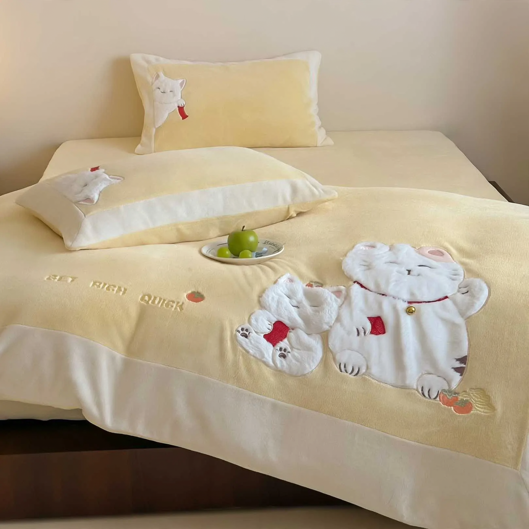 Bedding set with lucky cat motif, milk fleece