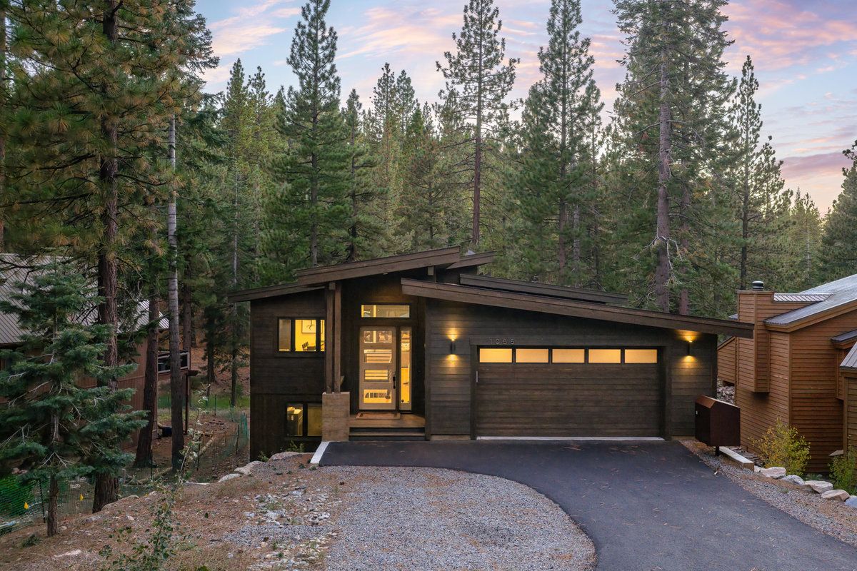 Truckee, California, USA — 4-Bed Villa Near Ski Resort 2