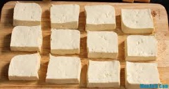 Cắt lát đậu ra dày 1.5 cm rồi đem chiên hơi vàng hai mặt.
