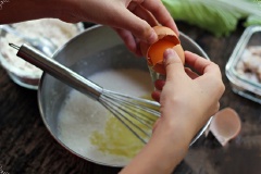Trộn bột làm bánh bạch tuộc: 230g bột mì, 1 muỗng canh bột bắp và 1 muỗng cà phê đường vào tô. Thêm từ từ 400ml nước, 2 trứng gà, 1 muỗng cà phê hạt nêm, 1 muỗng canh nước tương vào khuấy cho đều. Lược qua rây, bọc tô bằng màng bọc thực phẩm rồi cho vào tủ lạnh khoảng 30 phút.