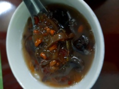 Múc ra chén thêm đá và thưởng thức.