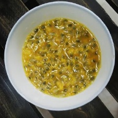 Chanh dây, cắt dôi, lấy ruột bên trong.
