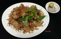 Xếp gà lên dĩa, rắc muối lên gà, sả và hành tím đã chiên giòn, ớt cắt sợi nếu thích. Chấm kèm với gà là muối tiêu chanh ớt/ tương ớt/ tương xí muội...( tuỳ ý bạn thích).