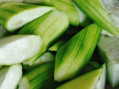 Mướp gọt vỏ, xắt khúc vừa ăn.
