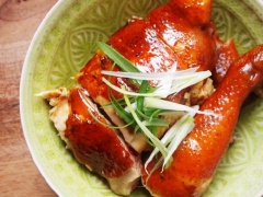 Chặt gà thành những miếng vừa ăn, trang trí thêm hành lá nếu thích và thưởng thức cùng cơm trắng.