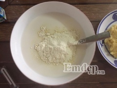 Pha đều nguyên liệu bao gồm: Sữa chua, sữa tươi, sữa đặc, nước cốt dừa vào cùng nhau cho thật đều. Sau đó, hoà bột đậu xanh vào cho thật mịn.