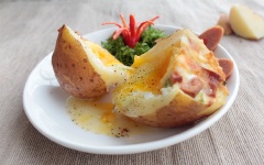 Bày trí ra đĩa và thường thức. Có thể ăn kèm với xúc xích, xà lách. Rắc thêm muối tiêu trước khi dùng nhé!