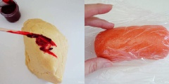 Rây bột mì vào âu, dùng phới dẹt trộn đều cho hòa quyện rồi chia đôi số bột. Một nửa bột trộn với màu đỏ, bạn dùng tay để nhào đều và vo thành khối trụ có đường kính khoảng 5cm.