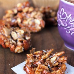 Bánh hạnh nhân óc chó có thể coi như là một loại kẹo với vị ngọt thanh của syrup hòa cùng hạt giòn rụm, béo bùi ngon ngon. Mỗi khi rảnh rỗi hãy làm ngay vài mẻ để dành ăn nhé.