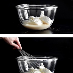 Cho 348gr kem chua vào âu lớn cùng với 330g sữa đặc, 1 muỗng cà phê tinh chất vani rồi dùng cây đánh trứng đánh cho hỗn hợp thật nhuyễn mịn, đặc sệt và mượt là được rồi đó. Chế hỗn hợp kem vào khuôn, cho vào tủ đông 6 tiếng là có thể lấy ra thưởng thức rồi nè.
