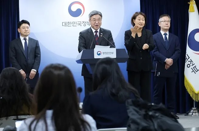 대한민국 정책브리핑 누리집의 연말정산 부양가족 공제 요건 소득금액 100만원 나이 기준 2025년 귀속 안내 이미지