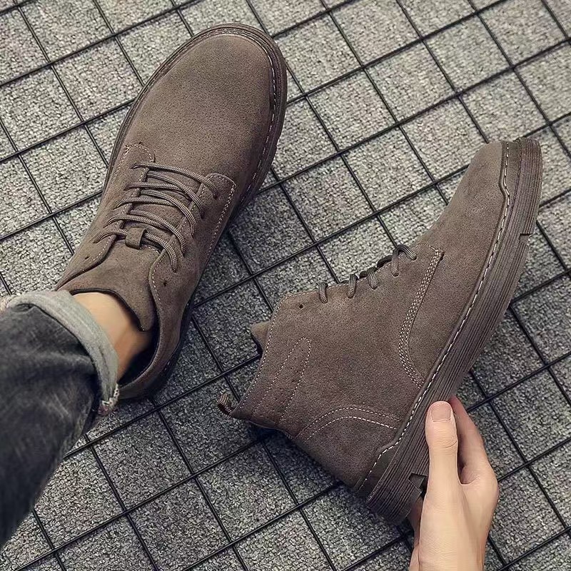 Sturdy men's boots in British style, slip-resistant