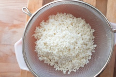 Gạo nếp vo sạch, ngâm khoảng 2 tiếng rồi cho vào nồi thêm nước cốt dừa dảo và nước cho xâm xấp rồi nấu chín.