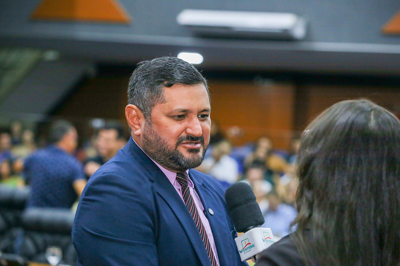 Deputado Armando Neto discursa durante entrega de honrarias da Assembleia Legislativa de Roraima.