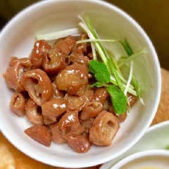 Cho thú linh khìa nước mắm ra tô, trang trí thêm ít hành lá và húng lũi cho đẹp mắt là có thể dùng. Món thú linh này có vị mặn ngọt, béo dai đậm đà, có thể dùng ăn cùng cơm hoặc làm nhân nhồi vào bánh mì ăn sáng rất tuyệt nhé!