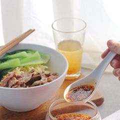 Dầu ớt để nguội hoàn toàn rồi cho vào các hủ sạch để bảo quản. Chỉ với 10 phút chúng ta đã có ngay một loại gia vị rất đặc trưng, thơm ngon từ ớt và các loại thảo mộc, đặc biệt, dầu ớt dùng để chế biến rất nhiều món ăn trong ẩm thực Trung Hoa hay ăn kèm các món mì rất ngon và hấp dẫn. Tín đồ ăn cay đừng bỏ lỡ công thức này nhé!