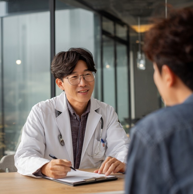 의사와 상담하는 모습