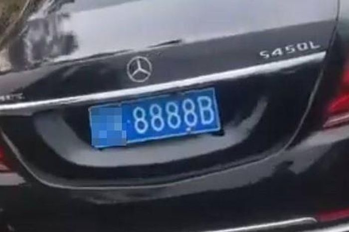 Gia đình chôn chiếc Mercedes biển 8888 cùng người đàn ông quá cố - Tạp chí Người Đưa Tin