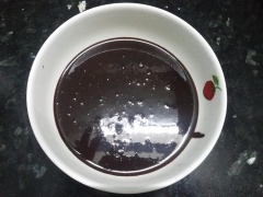Lớp phủ mặt: Hạnh nhân lát nướng vàng. Chưng cách thủy chocolate, whipping, đường hoặc cho vào lò vi sóng làm tan đều hỗn hợp. Bánh bông lan chín lấy ra khỏi khuôn và phủ lớp chocolate lên. Sau đó rắc hạnh nhân nướng lên trên mặt bánh.