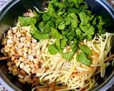 Cho mực khô vô xoài, trộn đều. Tiếp theo cho rau húng lủi + đậu phộng rang vô trộn nhẹ tay cho đều.