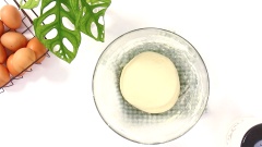 Dùng máy có que trộn bột, bật máy ở tốc độ thấp nhất cho tới khi khối bột hòa quyện thành một khối thì tăng lên tốc độ vừa. Nhồi khoảng 20 phút, đến khi khối bột mịn, dẻo, đàn hồi, dùng tay ấn vào khối bột sẽ thấy vết lõm phồng trở lại là được. Quét một lớp dầu ăn mỏng vào âu, cho bột vào lăn nhẹ qua lớp dầu ăn. Dùng khăn hoặc màng bọc thực phẩm đậy kín âu và ủ bột khoảng 90 phút đến khi bột nở gấp đôi.