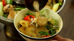Khi ăn đun sôi nước lẩu, chuẩn bị thêm các loại rau ăn kèm như rau muống, bạc hà, rau đắng, đậu bắp. Dầm thêm 1 chén nước mắm ớt cay là bạn có thể ăn một nồi lẩu ếch măng chua trọn vẹn rồi. Nước lẩu chua ngọt đậm đà, thịt ếch dai dai rất bắt vị. Món lẩu này cực kì thích hợp vào những ngày mưa lạnh đấy nhé!