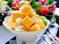 Khi ăn cắt nhỏ kem dưa vàng ra, ăn kèm với nhứng topping tùy thích.