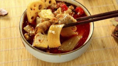 Cuối cùng, cho miến, nước chua cay, thịt bò ba chỉ, tàu hũ trắng, tàu hũ ky chiên giòn vào tô, rắc thêm mè vàng, ngò rí bên trên rồi thưởng thức ngay sợi miến dai dai cùng với vị chua cay nồng kích thích vị giác, làm dậy lên vị ngon khiến bạn ăn mãi không ngừng.