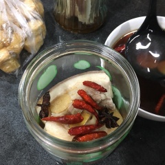 Cách làm thịt ngâm nước mắm: Sau khi thịt và nước mắm đã nguội hoan toàn thì bạn sắp thịt vào hũ rồi đổ nước mắm vào xâm xấp mặt. Sau đó đậy kín nắp để ở nơi khô thoáng khoảng 3 - 4 ngày là có thể dùng được.