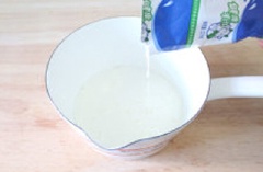 Cho sữa tươi, đường vào nồi, khuấy cho tan đường, thấy sữa bắt đầu lăn tăn thì vớt gelatine ra vắt cho ráo nước rồi thả vào xoong, đun nhỏ lửa cho đến khi gelatine tan hết trong sữa là được.