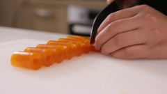 Bánh xoài chín thì lấy ra khỏi lò, chờ nguội bớt rồi cuộn tròn lại như hình và cắt thành từng khúc nhỏ vừa ăn.