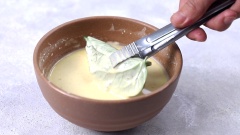 Chia phần thịt đã trộn ra thành nhiều phần nhỏ, lấy lá lốt kẹp đôi lại miết chặt viền lá để thịt không bị bung ra, đem nhúng qua phần bột đã pha, chiên ngập dầu ở nhiệt độ vừa phải khoảng 5 phút đến khi vàng giòn.