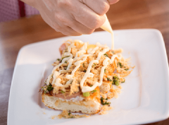 Cho bánh mì nướng ra đĩa, phết mỡ hành, rắc chà bông và sốt mayonnaise lên trên là có thể dùng. Món này dùng để ăn sáng hoặc ăn chơi là khỏi chê luôn nhé!