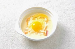 Mỗi bát bột đặt 2 lát thịt dăm bông vào, tiếp đó cho 1 lát phô mai cheddar lên trên. Tiếp đó cho 2 thìa sốt mayonnaise. Thêm hành tây băm nhỏ và đập 1 quả trứng lên trên.