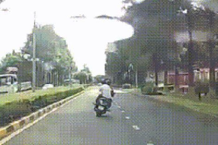 Clip ghi lại cảnh nam thanh niên chở bạn 'làm xiếc' trên đường - Báo Người Lao Động