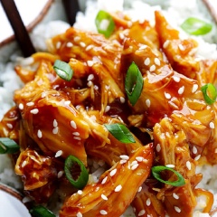 Khi ăn rắc hành lá băm, mè rang lên trên. Có thể dọn món này ăn kèm cơm trắng hoặc kẹp với buns hambuger đều ngon.