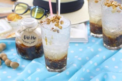 Me làm xong bạn có thể cho vào hủ, lọ thủy tinh sạch, bảo quản ở nơi khô ráo thoáng mát hoặc cho vào tủ lạnh sẽ giữ được lâu hơn. Đá me - một món ăn vặt tuổi thơ với me chua ngọt trộn cùng đá mát lạnh, chua chua, ngọt ngọt có thêm sự kết hợp của thơm, đậu phộng bùi béo ngon ngon. Chỉ cần cầm một ly đá me trên tay là mùa hè nắng nóng bay đâu mất.
