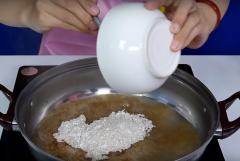 Đun nửa lít nước, khi nước sôi đổ phần bột trộn với cà phê vào, khuấy tan đều trong vòng 5 phút.