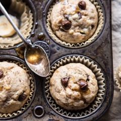 Bánh muffin chuối chay thơm ngon, đơn giản, dễ làm, không hề mất thời gian, khi ăn sẽ mền xốp, dẻo thơm khiến bạn ăn mãi mà không muốn dừng, vì thế chị em hãy làm cho cả nhà thưởng thức nhé!