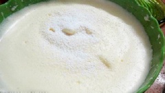Tiếp theo dùng bột mì rây từ từ qua rây vào thau bột, trộn đều, khuấy nhẹ tay theo một chiều. Sau đó cho bánh vào khuôn đem đi nướng ở 150 độ C trong 15 phút.